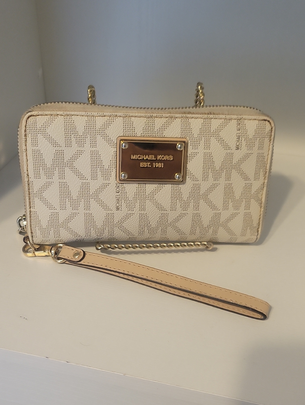 Michael Kors Classis zip around Cream Wallet/Wristlet removable strap